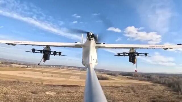 El dron de reconocimiento que Ucrania ha convertido en un UAV nodriza que lanza ataques kamikaze.