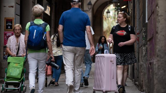 Imagen de turistas en los alrededores de la Plaza Reial de Barcelona