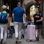 Imagen de turistas en los alrededores de la Plaza Reial de Barcelona