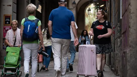 Imagen de turistas en los alrededores de la Plaza Reial de Barcelona
