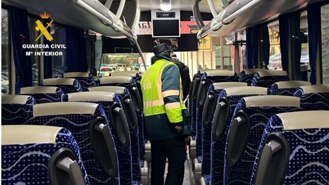 Agentes inspeccionan el interior del autobús