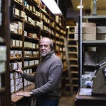 Fernando Villaverde, gerente de Curtidos Villaverde, el pasado 22 de noviembre en la tienda centenaria ubicada en la calle de la colegiata, 14