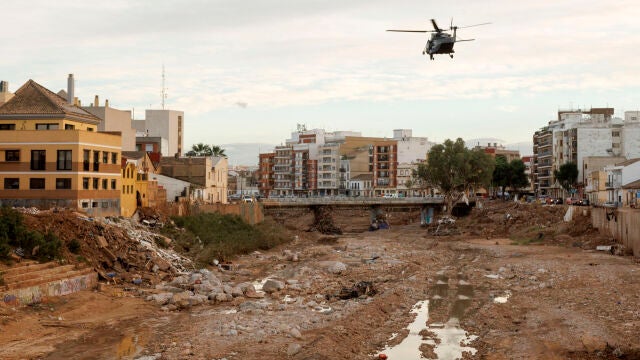 Trabajos de reconstrucción y vida diaria en Paiporta (Valencia)