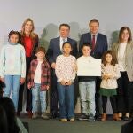 El consejero de la Presidencia, Luis Miguel González Gago, entrega los premios, junto al viceconsejero José Miguel de Elías, y la directora Irene Muñoz