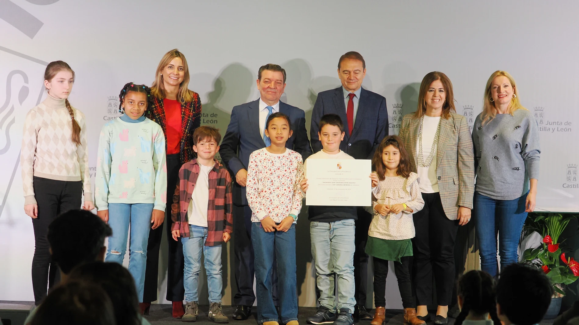 El consejero de la Presidencia, Luis Miguel González Gago, entrega los premios, junto al viceconsejero José Miguel de Elías, y la directora Irene Muñoz
