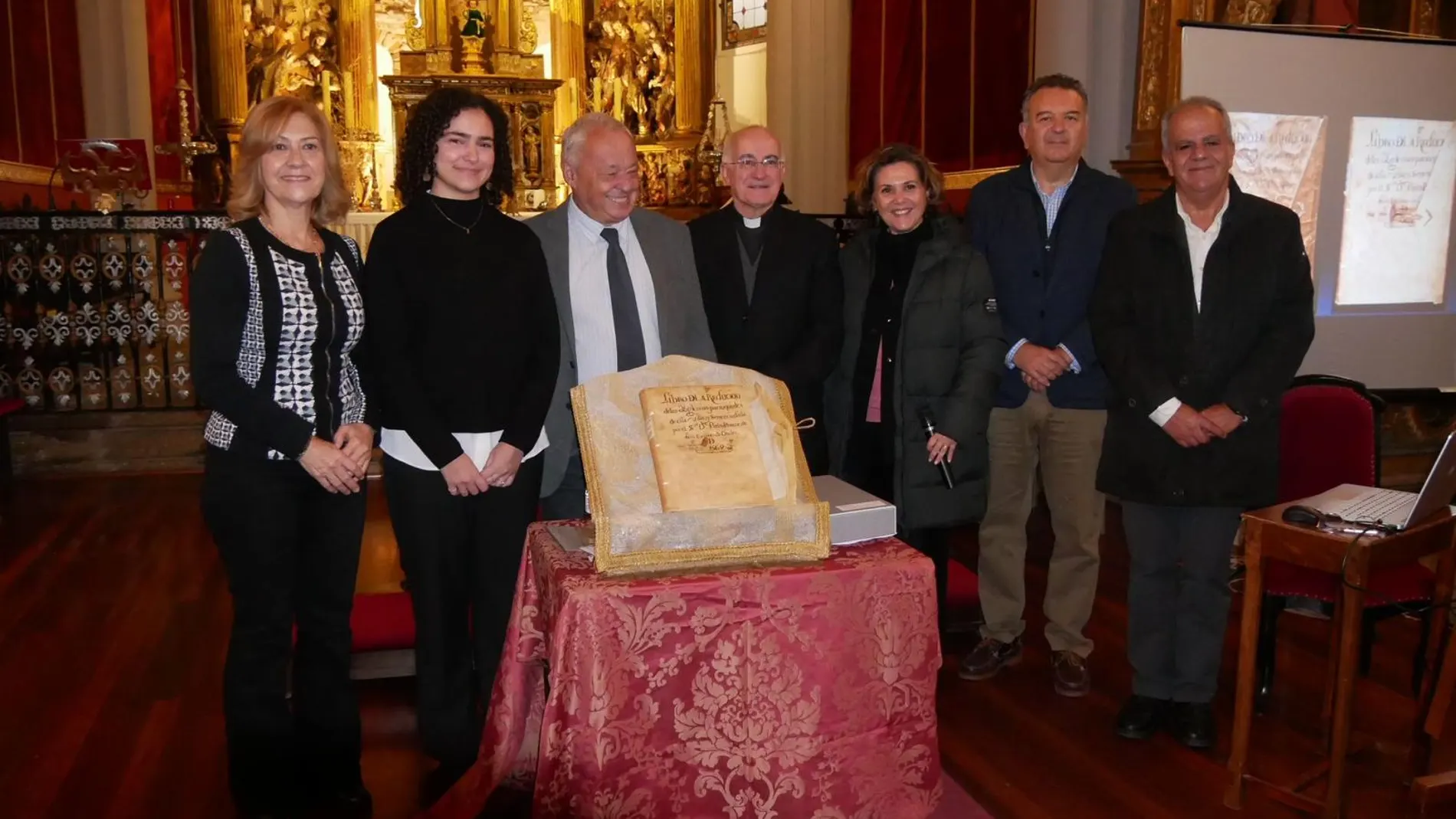 Gonzalo Santonja junto con el libro restaurado