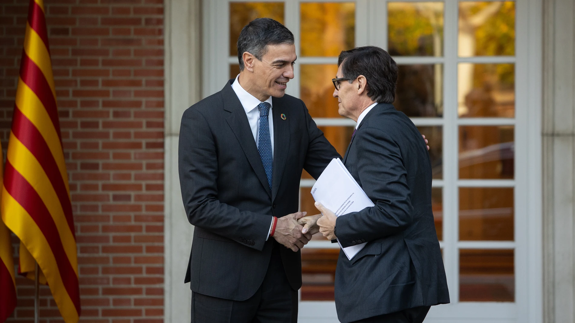 El presidente del Gobierno, Pedro Sánchez (i), se reúne con el presidente de la Generalitat de Catalunya, Salvador Illa (d), en el Palacio de La Moncloa, a 22 de noviembre de 2024, en Madrid (España). Sánchez cierra hoy su ronda de encuentros bilaterales con los líderes autonómicos, que comenzó el pasado 20 de septiembre con el objetivo de fortalecer la colaboración entre el Estado y las comunidades. 22 NOVIEMBRE 2024;PRESIDENTE;CATALUNYA;CATALUÑA;REUNIÓN;ENCUENTRO;CCAA Alejandro Martínez V...