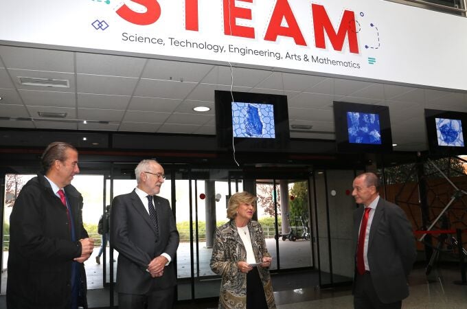 de izquierda a derecha: Javier Pérez de Varga, director gerente de la RAI, Jaime Domínguez, presidente de la RAI, Elena Gazapo, rectora, y Alberto Sols, decano de la Escuela STEAM