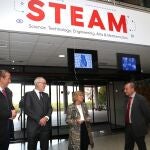 de izquierda a derecha: Javier Pérez de Varga, director gerente de la RAI, Jaime Domínguez, presidente de la RAI, Elena Gazapo, rectora, y Alberto Sols, decano de la Escuela STEAM