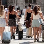 Imagen de archivo de un grupo de turistas con las maletas en la ciudad