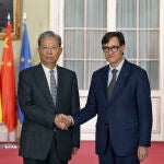 El presidente catalán, Salvador Illa, se reúne con el presidente de la Asamblea Popular Nacional de China, Zhao Leji.