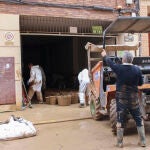 Voluntarios continúan ayudando en Paiporta