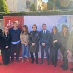 Raphael con las autoridades locales de Linares