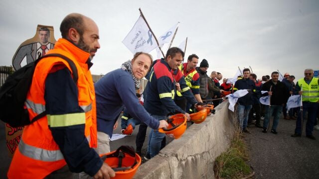 Una protesta de trabajadores de Alcoa corta la A-8 a la altura de Ribadeo (Lugo)