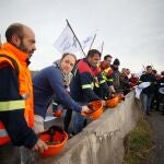 Una protesta de trabajadores de Alcoa corta la A-8 a la altura de Ribadeo (Lugo)