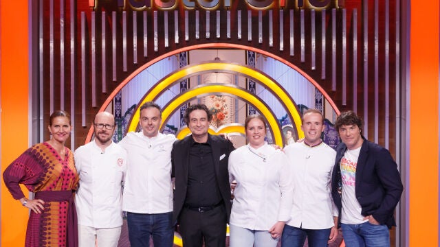 Santiago Segura, Ricard Martínez, Saray Ruiz y Lluc Crusellas junto a los jueces de 'MasterChef Celebrity 9'