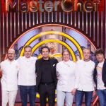 Santiago Segura, Ricard Martínez, Saray Ruiz y Lluc Crusellas junto a los jueces de 'MasterChef Celebrity 9'