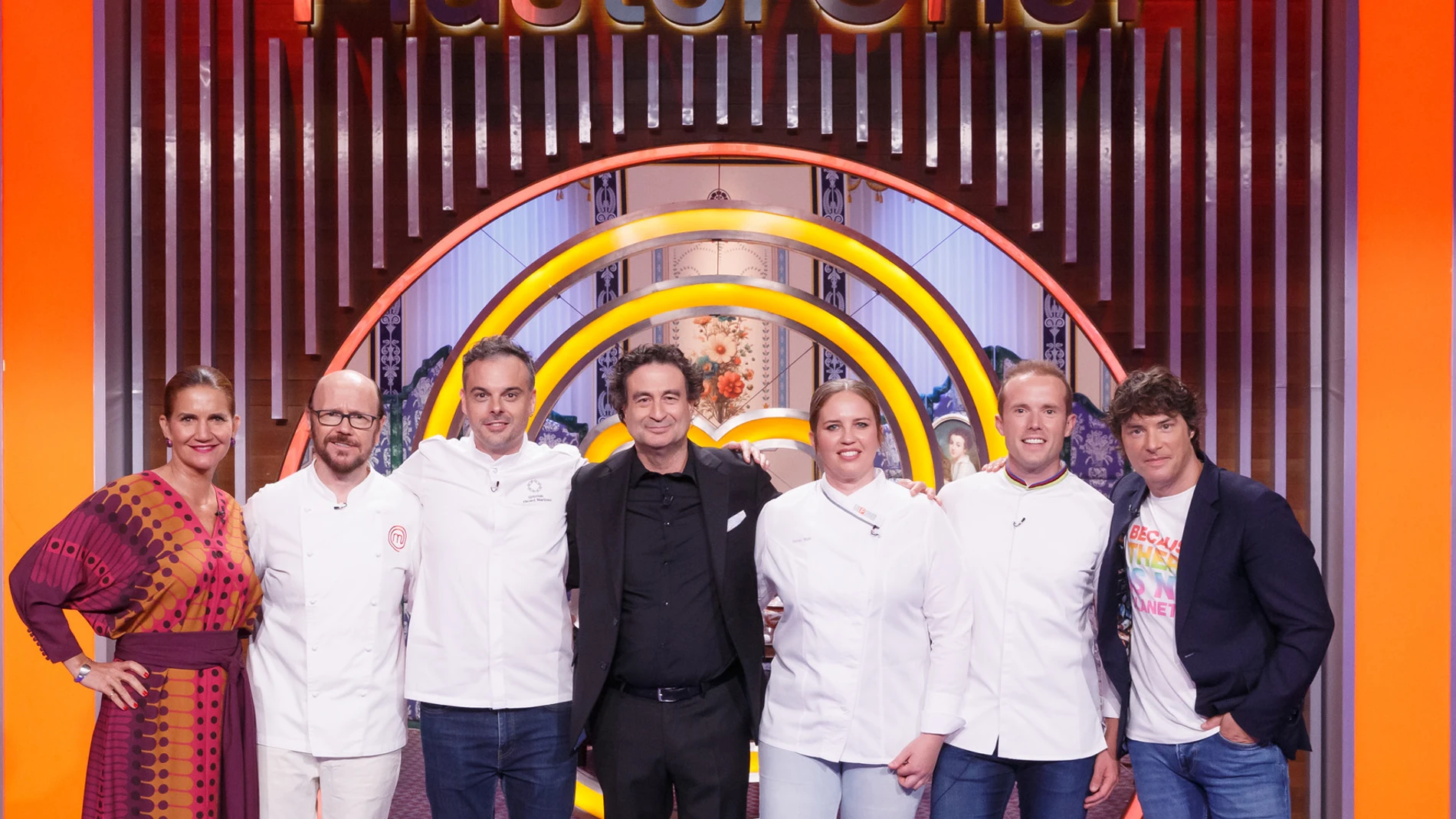 Santiago Segura, Ricard Martínez, Saray Ruiz y Lluc Crusellas junto a los jueces de 'MasterChef Celebrity 9'