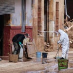 El flujo de voluntarios no decae en el cuarto fin de semana desde la dana