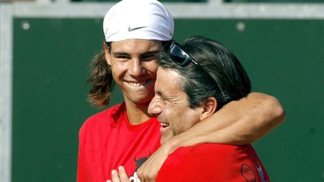  El tenista Rafael Nadal (i) bromea con su capitán, Emilio Sánchez Vicario durante los entrenamientos que el equipo español ha realizado hoy como preparación para la eliminatoria de la Copa Davis por la permanencia en el Grupo Mundial que disputarán contra Italia este fin de semana en Santander. EFE/Esteban Cobo.