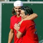  El tenista Rafael Nadal (i) bromea con su capitán, Emilio Sánchez Vicario durante los entrenamientos que el equipo español ha realizado hoy como preparación para la eliminatoria de la Copa Davis por la permanencia en el Grupo Mundial que disputarán contra Italia este fin de semana en Santander. EFE/Esteban Cobo.