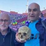 Gabriel Aranda con el cráneo de su abuelo, Valentín Aguilera, en la final de la Sudamericana.