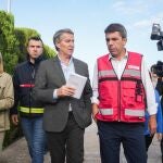 El presidente del Partido Popular, Alberto Núñez Feijóo (i) y el presidente de la Generalitat Valenciana, Carlos Mazón (d), visitan el Centro de Coordinación de Emergencias de la Comunitat Valenciana, junto al , a 31 de octubre de 2024, en L'Eliana