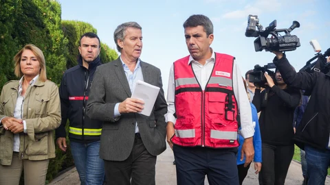 El presidente del Partido Popular, Alberto Núñez Feijóo (i) y el presidente de la Generalitat Valenciana, Carlos Mazón (d), visitan el Centro de Coordinación de Emergencias de la Comunitat Valenciana, junto al , a 31 de octubre de 2024, en L'Eliana