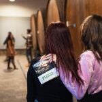 Dos chicas visitando un llagar de sidra en Asturias. 