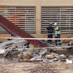 Fallece un operario en el derrumbe del tejado de un colegio en Massanassa (Valencia)
