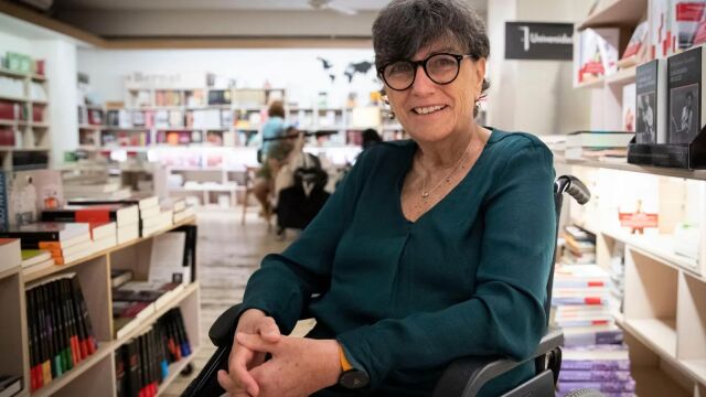 Una imagen de Montse Serrano en la librería +Bernat