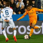 Mbappé y Sergio González en la visita del Madrid a Butarque en Liga