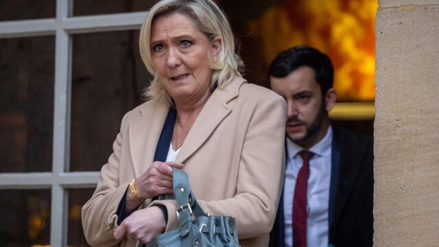 Marine Le Pen tras reunirse con el primer ministro francés, Michel Barnier, en Matignon este lunes