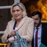 Marine Le Pen tras reunirse con el primer ministro francés, Michel Barnier, en Matignon este lunes