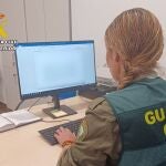 Imagen de una agente de la Guardia Civil, durante la investigación