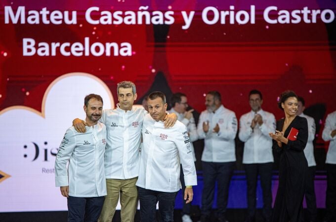 Los cocineros Eduard Xatruch, Oriol Castro y Mateu Casañas, chefs del restaurante Disfrutar (Barcelona), que ha ganado la tercera estrella (3 estrellas) en la Guía Michelin 2024, en la Gala Michelin celebrada en el CCIB de Fira de Barcelona en Barcelona (Catalunya, España) el 28 de noviembre de 2023.