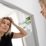 Un nuevo estudio afirma que las canas son reversibles: así puedes volver a tu color natural