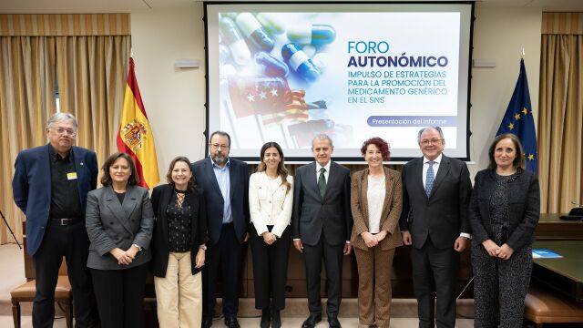 Los directores de Farmacia de las comunidades de Canarias, Castilla-La Mancha, Asturias, País Vasco, Navarra y Andalucía, acompañados de César Hernández, del ministerio de Sanidad; Mar Fábregas y Ángel Luis Rodríguez de la Cuerda, presidenta y secretario general de Aeseg, respectivamente