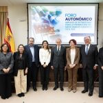 Los directores de Farmacia de las comunidades de Canarias, Castilla-La Mancha, Asturias, País Vasco, Navarra y Andalucía, acompañados de César Hernández, del ministerio de Sanidad; Mar Fábregas y Ángel Luis Rodríguez de la Cuerda, presidenta y secretario general de Aeseg, respectivamente