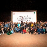 Tessa Kortekaas celebra su triunfo con los participantes de la Titan