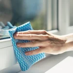 El truco viral para tener las ventanas siempre limpias y sin marcas: solo tienes que agregar esto al agua