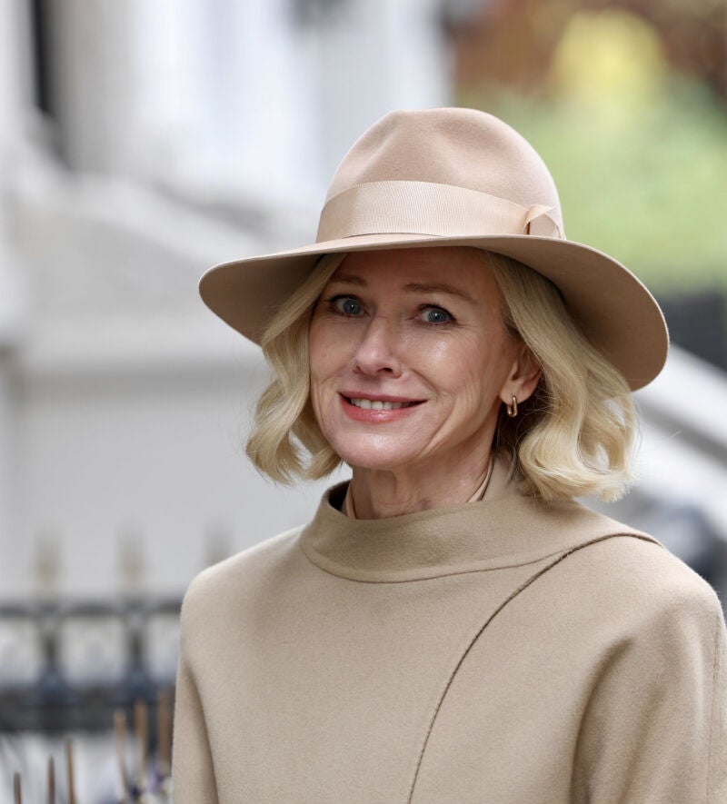 Naomi Watts a sus 56 años con corte bob XS.