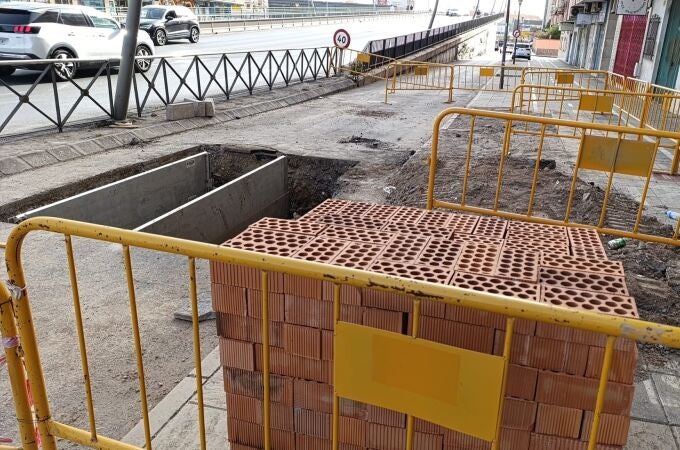 Obras junto al puente de la Avenida del Mediterráneo