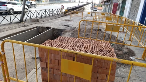 Obras junto al puente de la Avenida del Mediterráneo