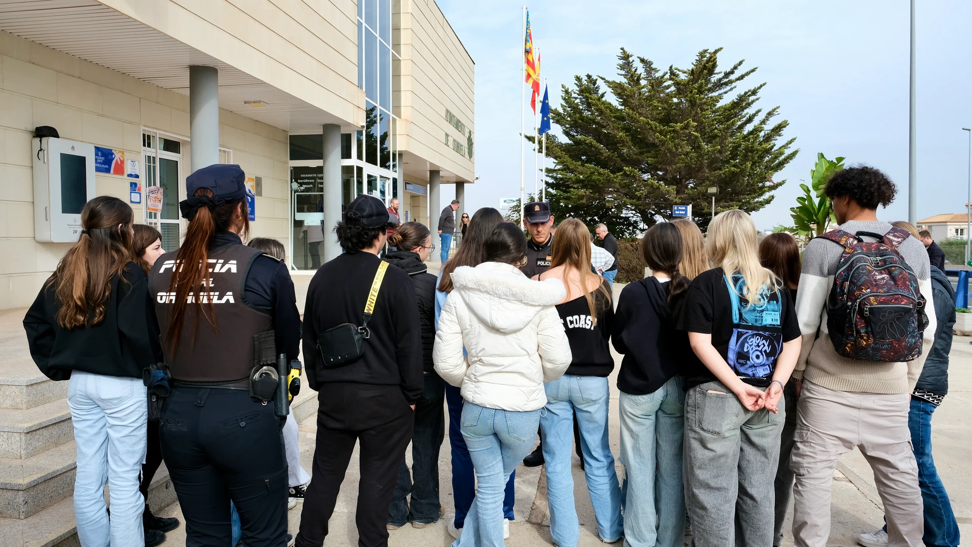 ORIHUELA (ALICANTE9, 25/11/2024.- Minuto de silencio guardado a las puertas del Ayuntamiento de Orihuela (alicante) tras el asesinato machista de una joven de 15 años, residente en la costa, acuchillada en el cuello en la noche de este domingo presuntamente a manos de su expareja sentimental, de 17 años. El Ayuntamiento de Orihuela (Alicante) ha decretado un día de luto oficial. EFE / Pablo Miranzo