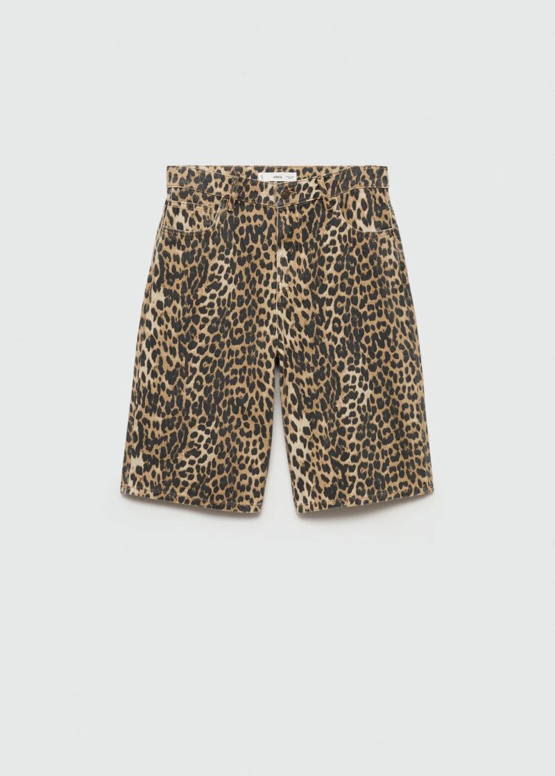 Bermudas de estampado animal.