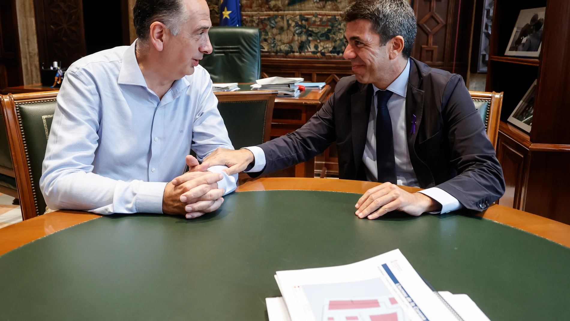 El nuevo conseller de Emergencias e Interior de la Generalitat valenciana, Juan Carlos Valderrama (i) y el presidente de la Generalitat valenciana, Carlos Mazón (d), durante una reunión en el Palau de la Generalitat, a 25 de noviembre de 2024, en Valencia, Comunidad Valenciana (España). Juan Carlos Valderrama es el nuevo conseller de Emergencias e Interior de la Generalitat tras la remodelación del Govern valenciano por las consecuencias de la DANA en Valencia. El 'president' de la Generalita...