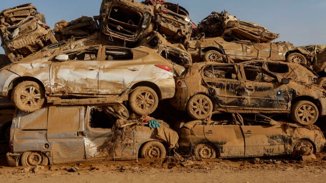 Recogida vehículos destrozados por la dana