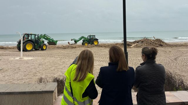 La alcaldesa de Valencia, en la playa de El Perellonet