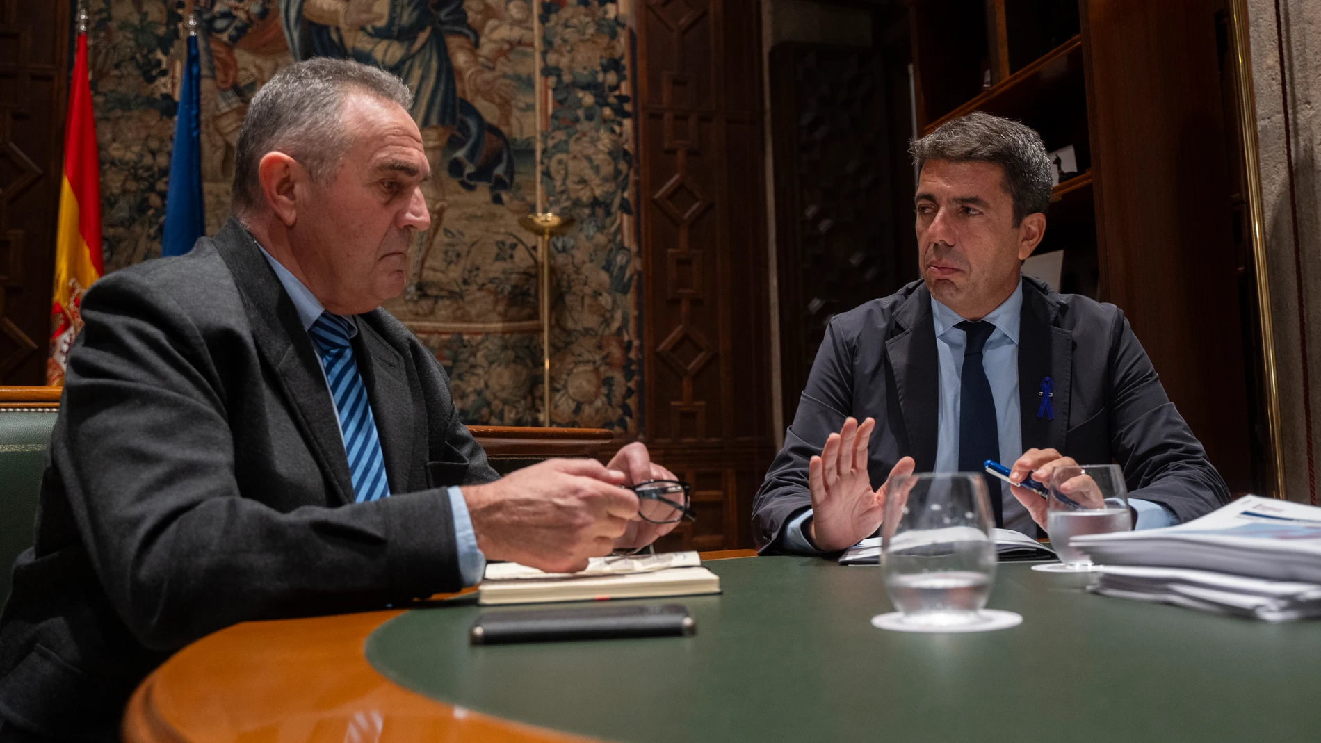 El presidente de la Generalitat valenciana, Carlos Mazón (d), durante una reunión con el vicepresidente segundo y conseller para la Recuperación Económica y Social de la Comunitat Valenciana, Francisco José Gan Pampols (i), en el Palau de la Generalitat, a 25 de noviembre de 2024, en Valencia, Comunidad Valenciana (España). El teniente general del Ejército de Tierra, Francisco José Gan Pampols, asumió la Vicepresidencia del Gobierno valenciano para la Recuperación Económica y Social tras la ...